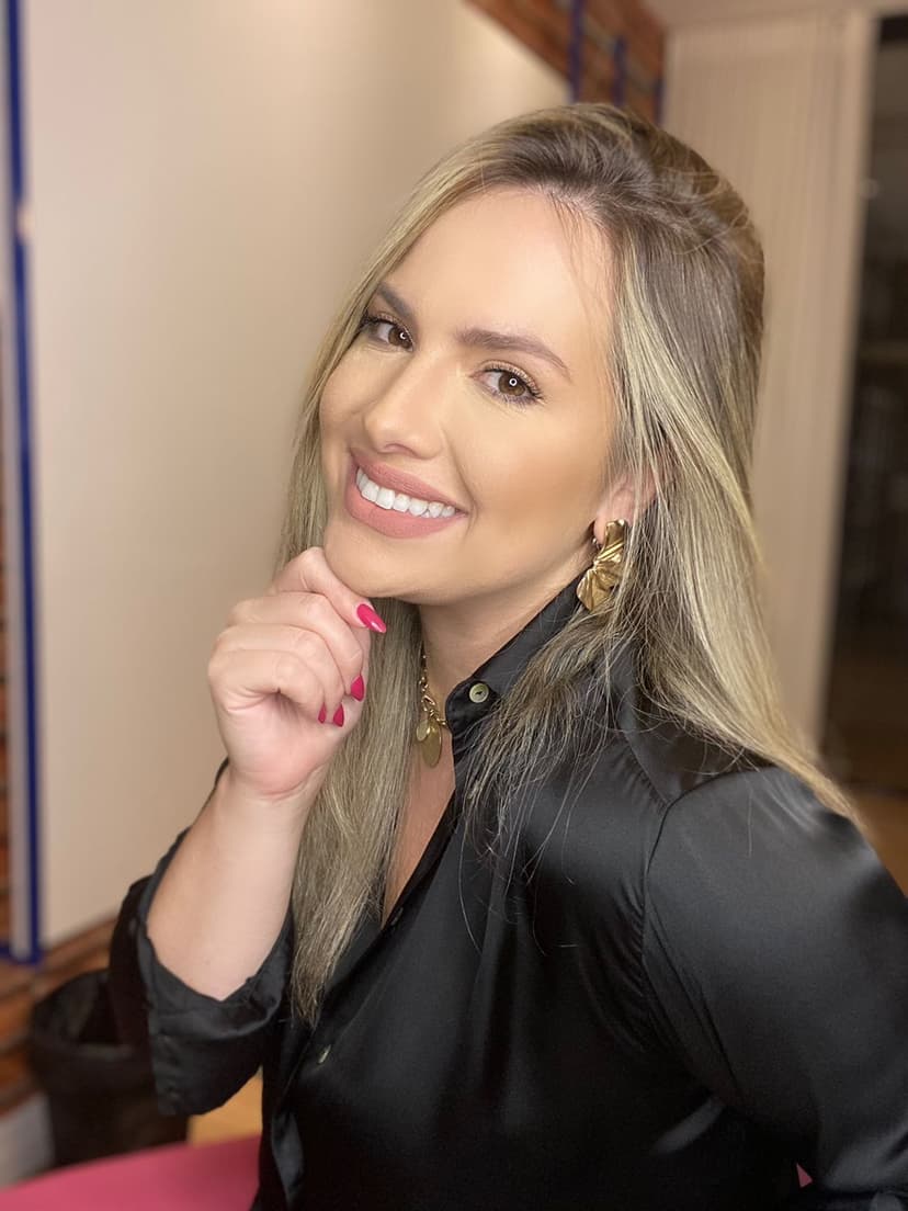 Chaiany Farias - Especialista em Redação FGV, FCC e CEBRASPE especialista em correção ENEM e vestibulares da Redação Online