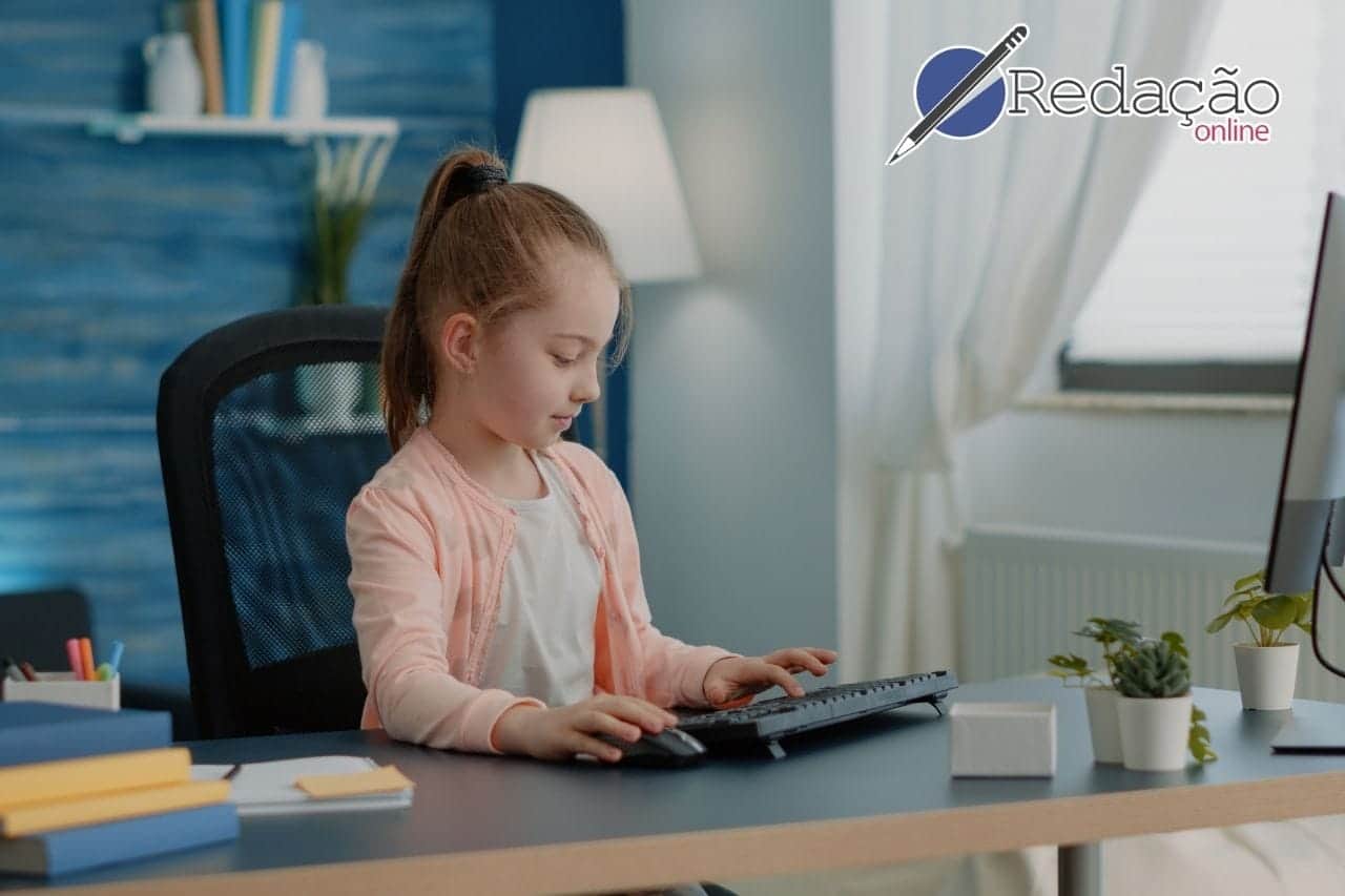 criança trabalhando em um computador