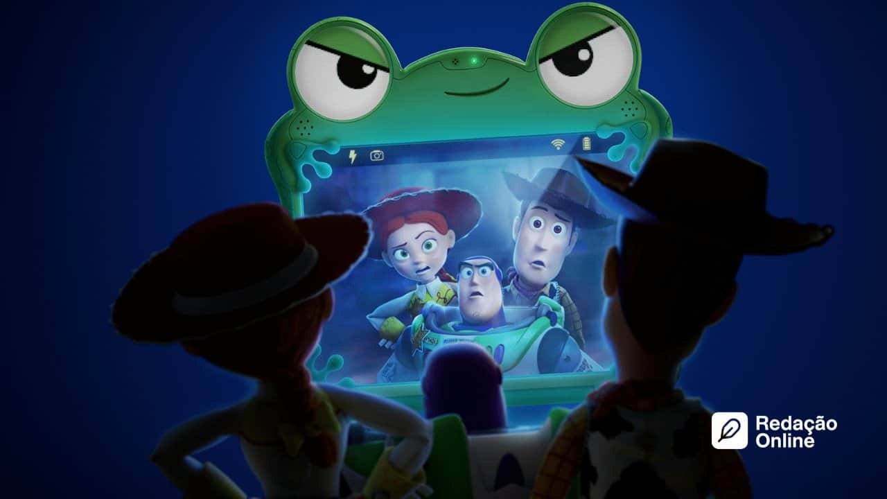 Personagens de brinquedo diante de uma tela digital em ambiente infantil