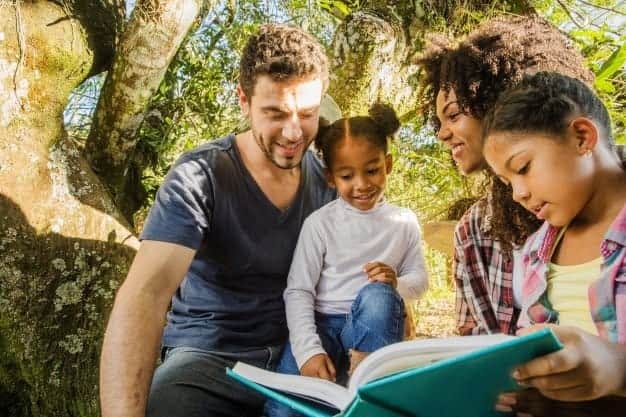 família lendo um livro