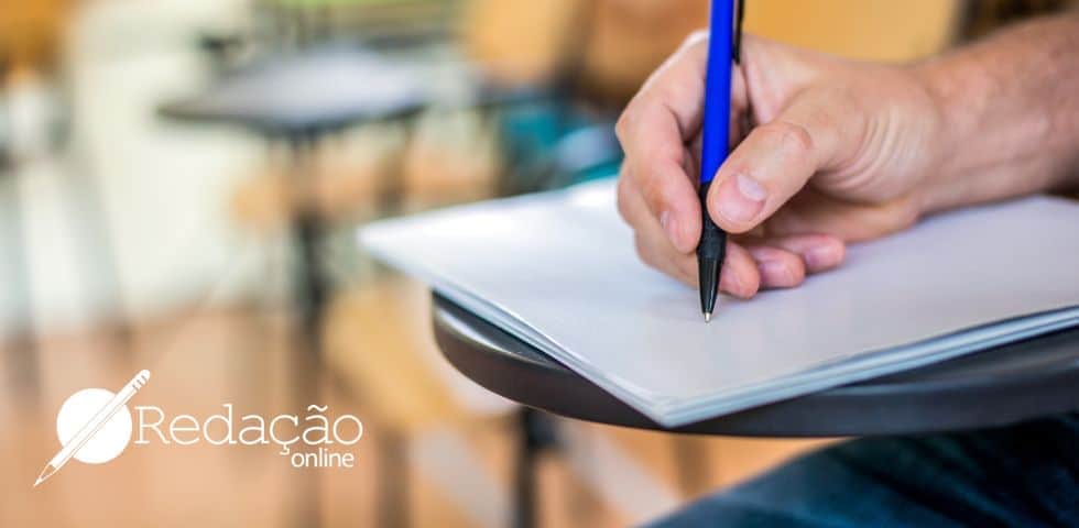 estudante escrevendo