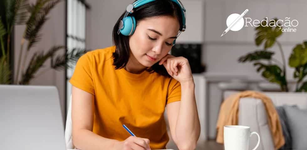 mulher com fone de ouvido azul escrevendo com lápis