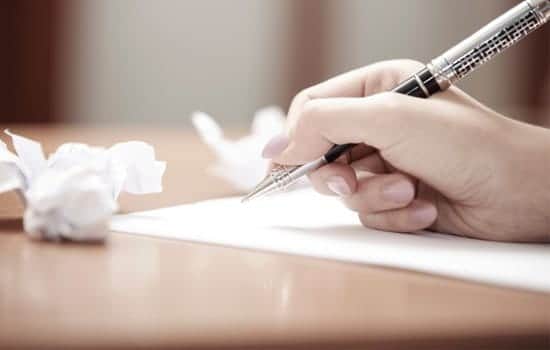 pessoa escrevendo redação