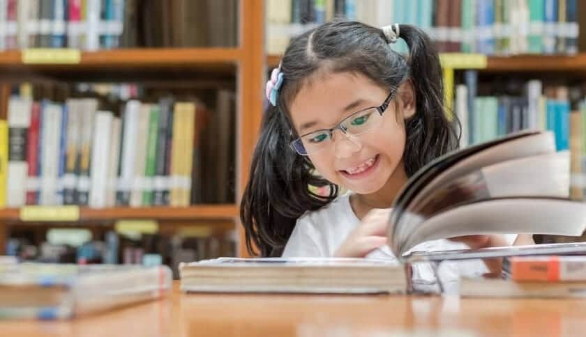 menina aprendendo a ler