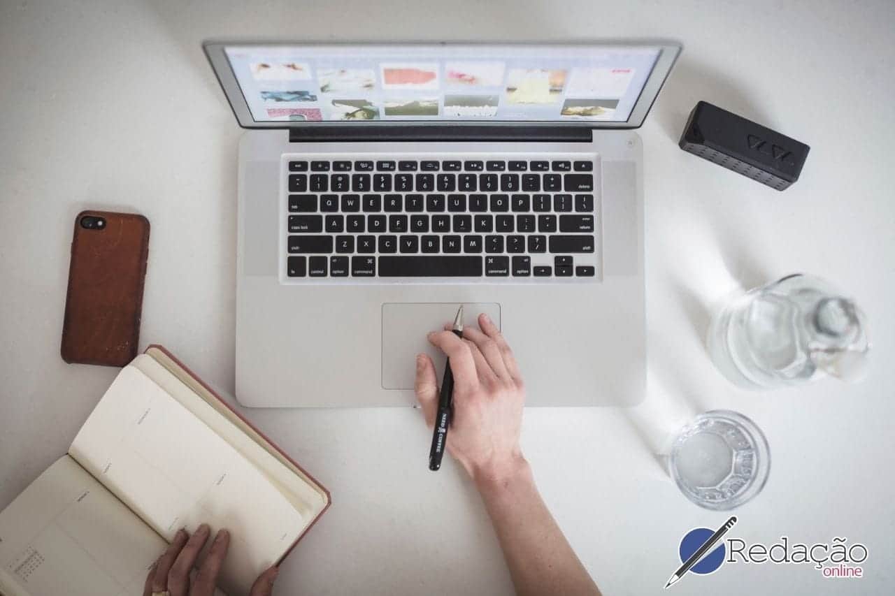 pessoa escrevendo computador