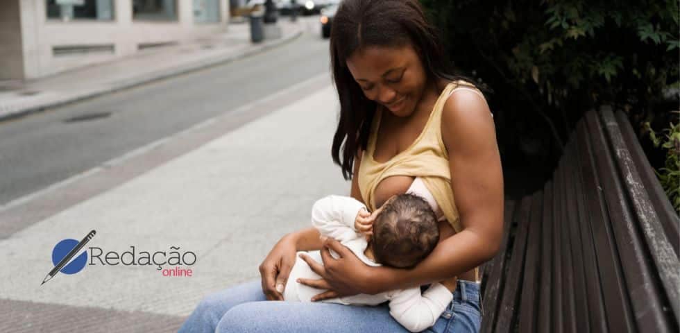 mulher amamentando bebê