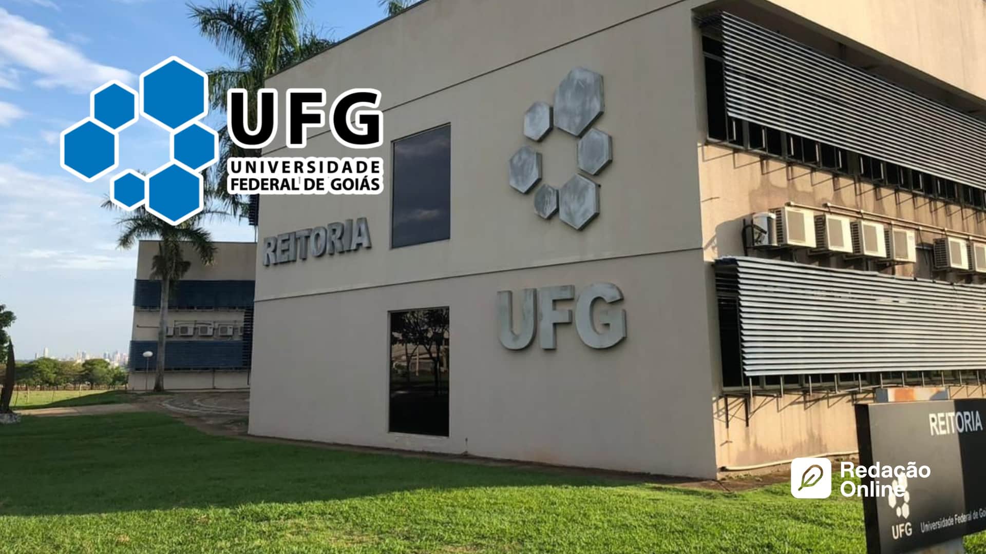 Estudante se preparando para o Vestibular UFG 2027 com caderno, edital e materiais de redação