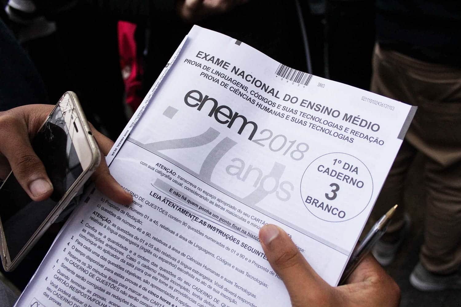 pessoa segurando a prova do enem