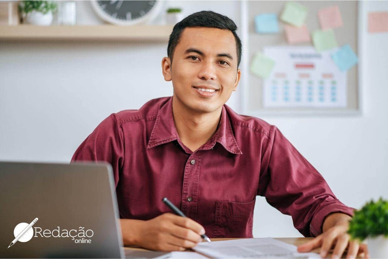 professor corrigindo redação