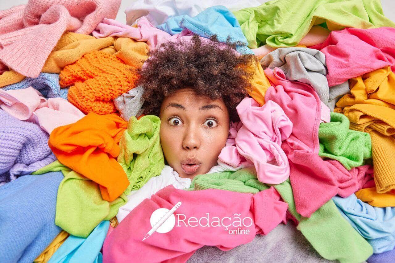 ulher negra no meio de roupas