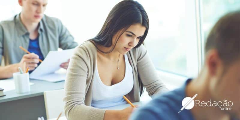 mulher fazendo prova