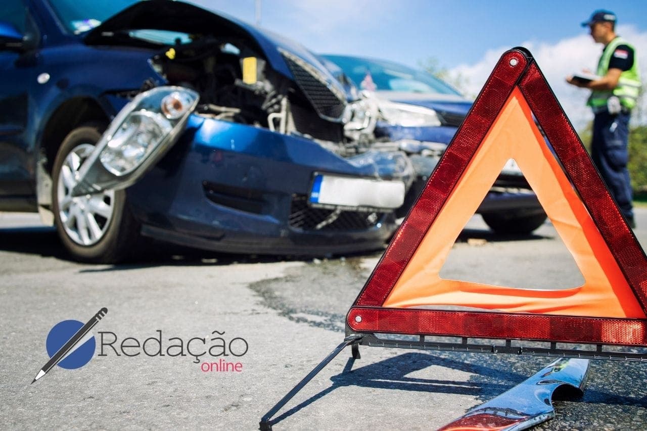acidente de carro onde há dois carros batidos